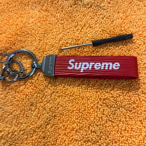 NWOT Supreme key chain holder - Picture 1 of 4